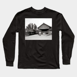 Catskill Mountains Railroad Station, 1902. Vintage Photo Long Sleeve T-Shirt